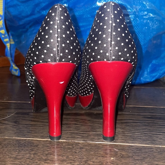 4/$25 Jules and James heels polka dot - Picture 4 of 6